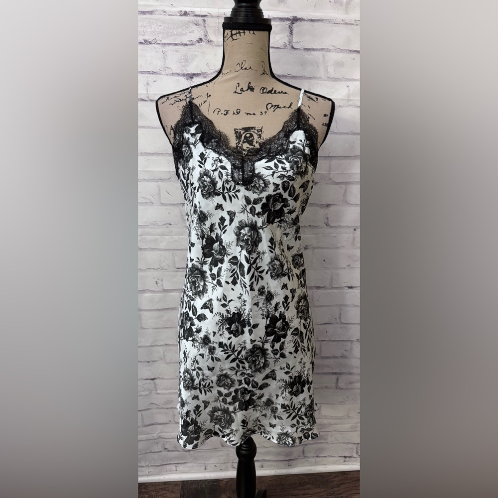 Victoria’s Secret Med White Black Lace Slip Dress Neglige Sexy Boudoir Roleplay